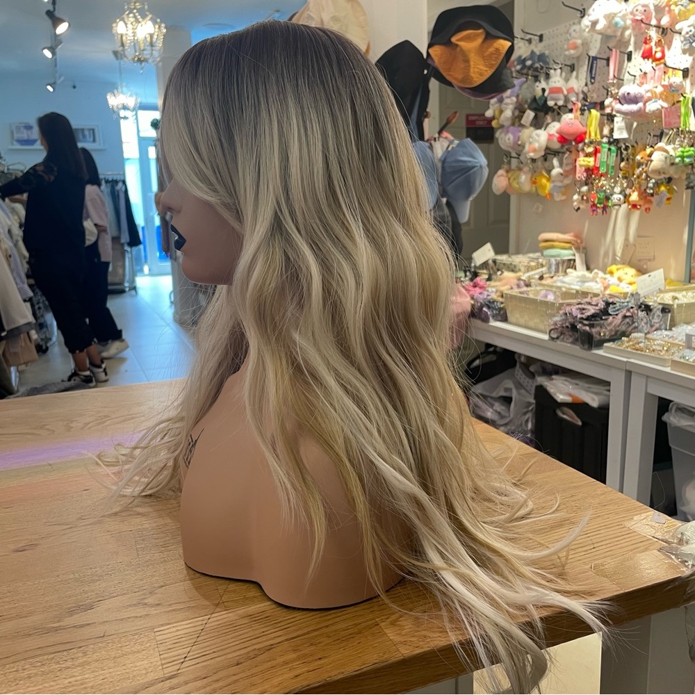 Human hair blend ombré blonde layered wave wig - Picture 4 of 11
